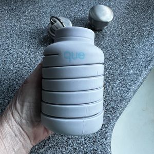 Que silicone collapsible water bottle in excellent used condition. Light gray